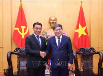  Vietnam, Laos step up cooperation in cadre training